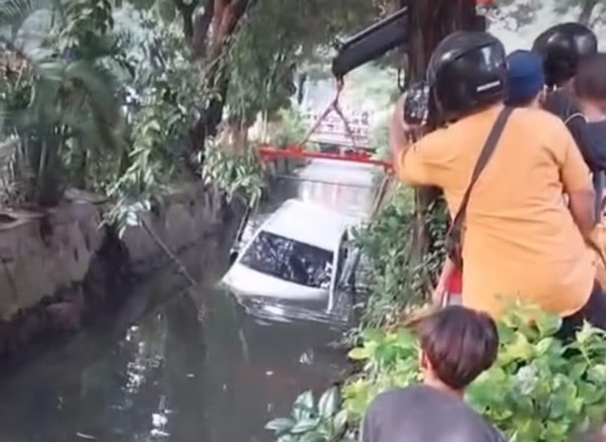 Mobil Nyemplung Sungai Nginden Surabaya, Beruntung Tak Ada Korban Jiwa