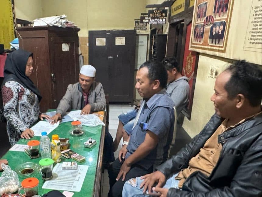 Digerebek Suami dan Warga, Diduga Istrinya Selingkuh dengan Oknum LSM