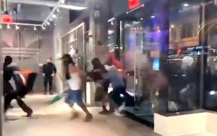 Protes Kebijakan Imigrasi Trump Ricuh, Berujung Penjarahan Toko Adidas