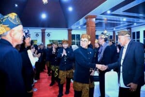 Kasada Bromo Tengger: Emil Dardak dan Fadli Zon Hadiri Resepsi Ritual