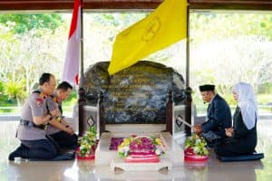 Usai Dampingi Gibran,Khofifah Antar Kapolri Ziarah ke Makam Bung Karno