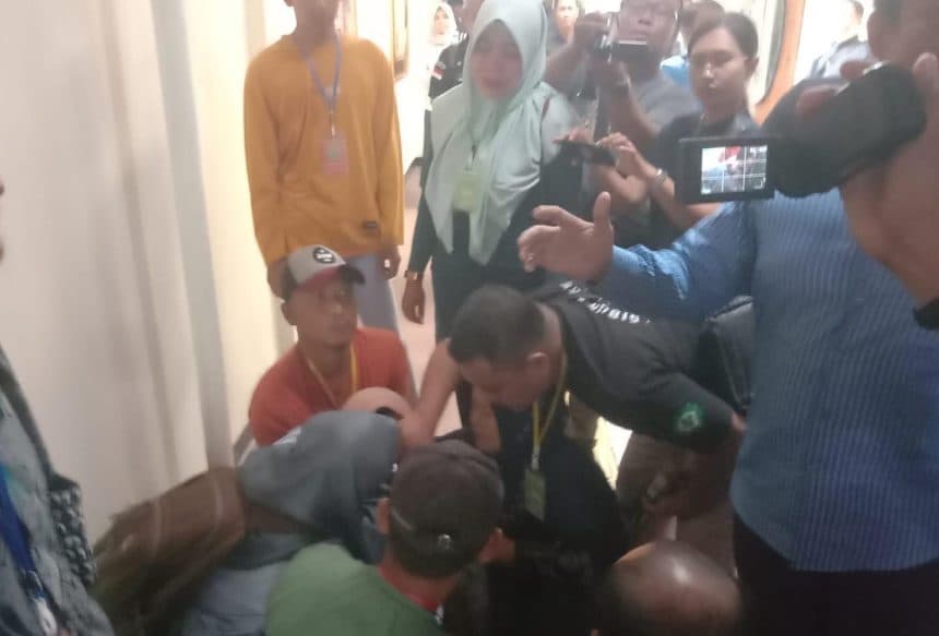 Sidang Kasus Pembunuhan Siswi SMA Jombang: Ibu Korban Pingsan