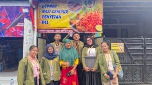 KKN UPN Jatim Buat UMKM Sukomanunggal Melek Teknologi, Omzet Jadi Naik