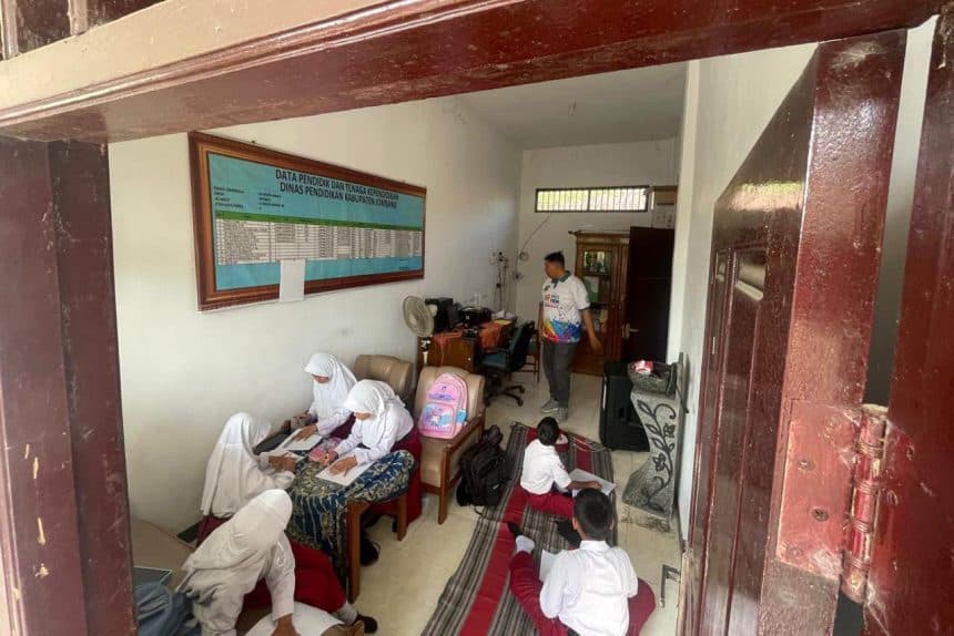 Atap Ambrol, Siswa SDN di Jombang Terpaksa Awali Sekolah di Ruang Tamu