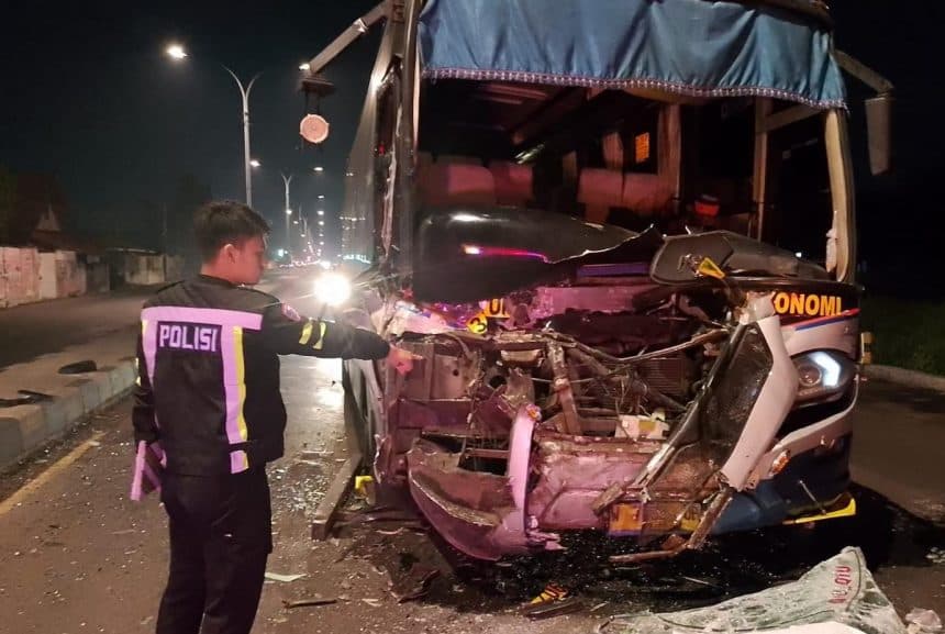 Bus Sugeng Rahayu Ringsek Usai Tabrak Truk Gandeng di Mojoagung