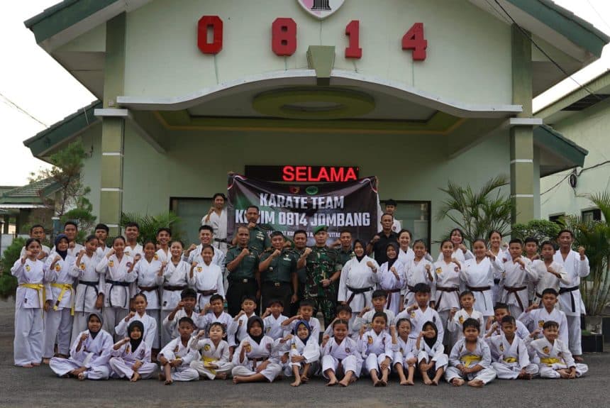 65 Atlet Karate Jombang Dilepas Dandim untuk Ajang Kejuaraan Nasional