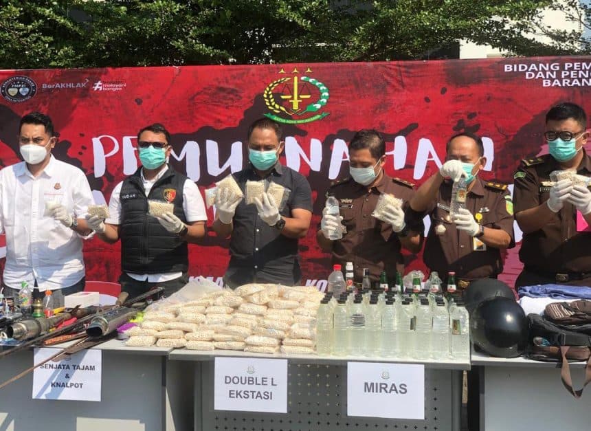 Kejari Mojokerto Musnahkan 2,1 Kg Sabu dan Ribuan Pil Haram