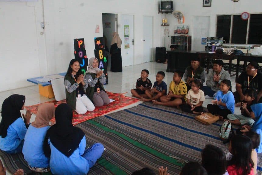 Pojok Literasi Mahasiswa KKN UPN Jatim: Bikin Anak Suka Baca Buku