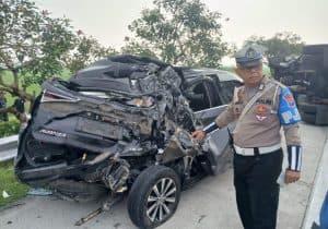 Kecelakaan di Tol Jomo: Avanza Ringsek Dihantam Truk Oksigen