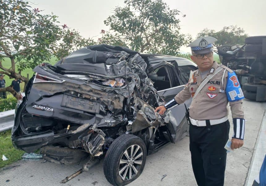 Kecelakaan di Tol Jomo: Avanza Ringsek Dihantam Truk Oksigen