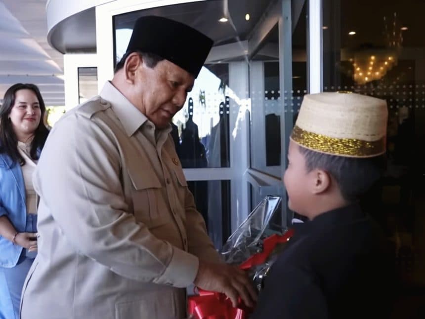 Kunjungan ke Brasil: Prabowo Disambut Hangat Anak Berbusana Adat Bugis