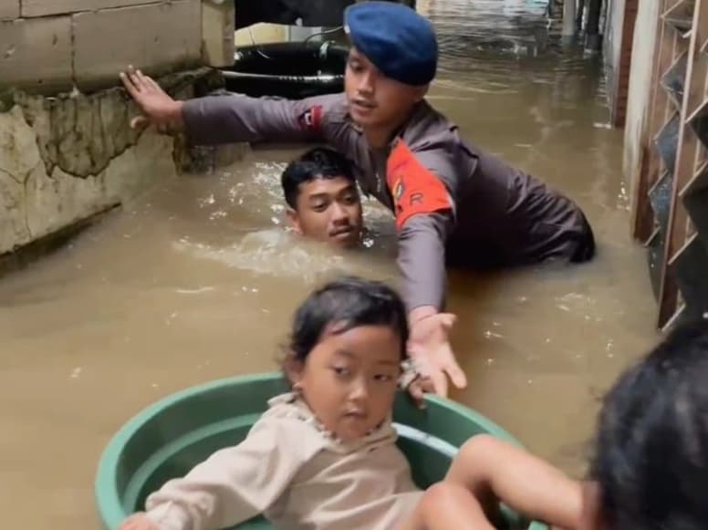 Banjir Kebon Pala: Evakuasi 3 Balita Pakai Ember dari Banjir 1,7 Meter