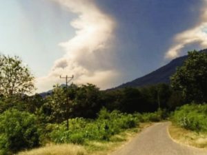 Muntahkan Abu Setinggi 18 Km, BMKG Perluas Zona Bahaya Gunung Lewotobi