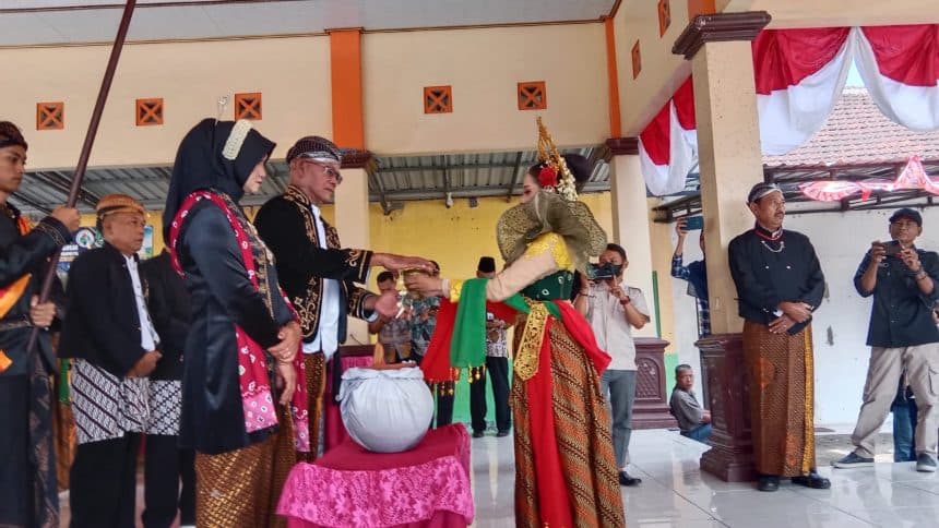 Tujuh Perempuan Kawal Air Suci dalam Ritual Adat Desa Karangdagangan