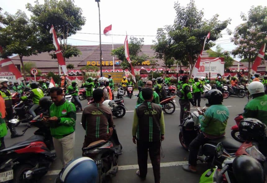 Ribuan Ojol Geruduk Mapolres Jombang, Tuntut Keadilan Kematian Affan