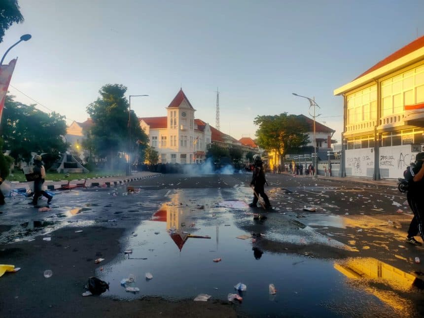 Demo Solidaritas di Depan Polrestabes Surabaya Berakhir Bentrok& Ricuh
