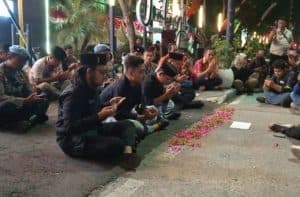 Tuntut Kapolri Dicopot,Mahasiswa Jombang Aksi Damai Sambil Tabur Bunga
