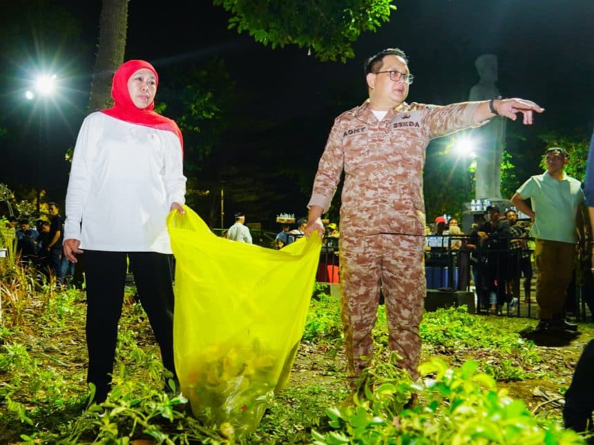 Tampak Lelah Bersihkan Sampah, Khofifah Janji Pulihkan Taman Apsari