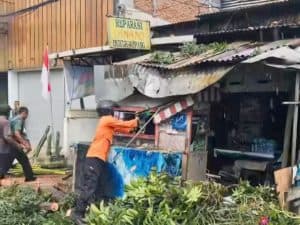 Truk Sruduk Pohon, Atap Warung Makan dan Toko Rusak di Dukuh Kupang