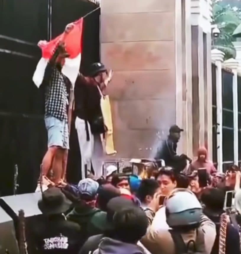 Demo Tolak Gaji DPR Ratusan Juta, Massa Kecewa di Tengah PHK Buruh