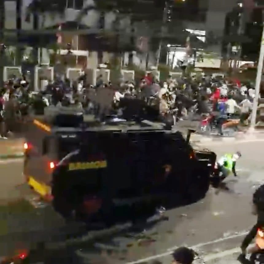 Massa Ojol Kepung dan Kejar Rantis Brimob Usai Lindas Pengemudi Ojol