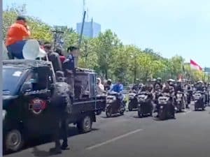 Tuntut Reformasi Polri, Ribuan Mahasiswa Kepung Polda Jatim