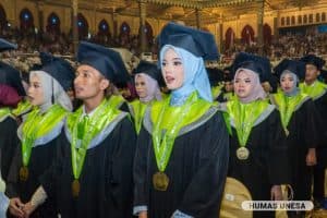 Unesa Kukuhkan 1.553 Wisudawan, 11 Lulusan Terbaik Terima Penghargaan