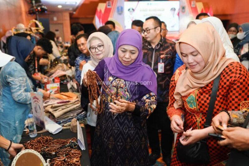Gubernur Khofifah melihat produk semacam tasbih. (Foto: adpim jatim)