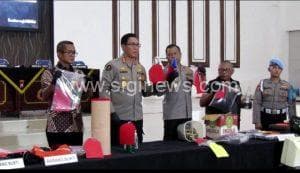 Kabid Humas Polda Jatim Kombes Pol Jules Abraham Abast saat jumpa pers di Mapolrestabes Surabaya, Jalan Sikatan, Surabaya, Jumat (5/9/2025).