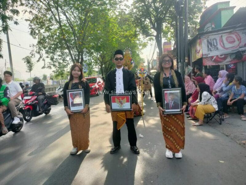 Para peserta Karnaval Sedekah Bumi Dukuh Karangan membawa foto Burung Garuda hingga Presiden RI Prabowo Subianto dan Wapres RI Gibran Rakabuming Raka. (Foto : jero/siginews.com)