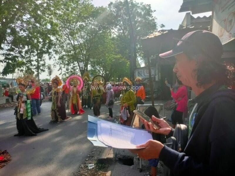 Dewan juri dengan seksama menilai penampilan setiap peserta Karnaval Sedekah Bumi Dukuh Karangan. 12 peserta dari 12 RT akan dipilih juaranya, yang diumumkan pada puncak acara sedekah bumi pada 20 September 2025. (Foto : jero/siginews.com)
