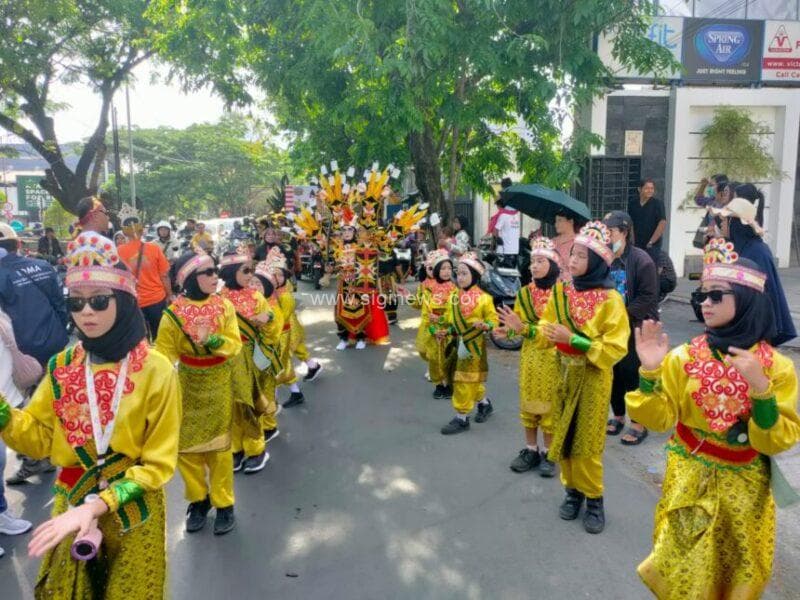 Anak-anak warga Dukuh Karangan, Kelurahan Babatan, Kecamatan Wiyung pun ikut tampil di acara Karnaval dalam rangka Sedekah Bumi. (Foto : jero/siginews.com)