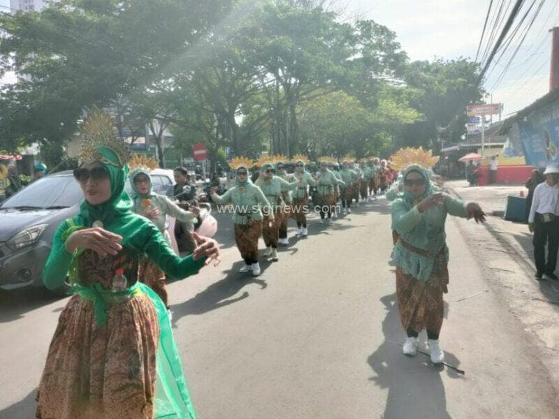 Emak-emak warga Dukuh Karangan aktratif berjoget mengiringi alunan musik dari sound system. (Foto : jero/siginews.com)
