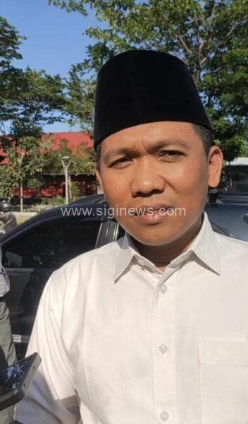 Thoriqul Haq kader PKB usai beraksi bersama santri di depan Trans Icon Mall Surabaya. (foto: rois)