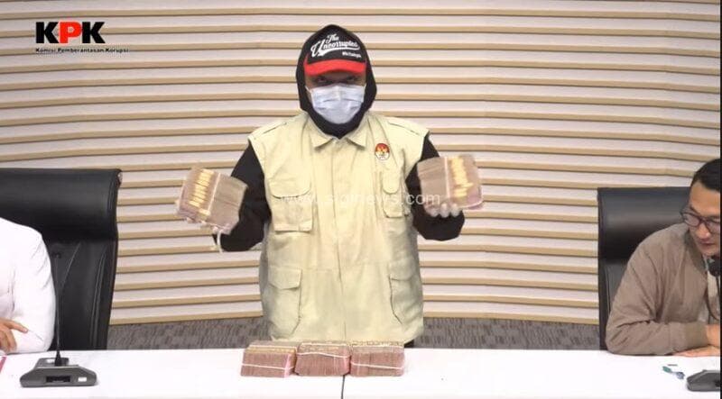 Barang bukti uang Rp 500 juta dari hasil OTT KPK di wilayah Pemkab Ponorogo. (foto: screenshot yt kpk ri)