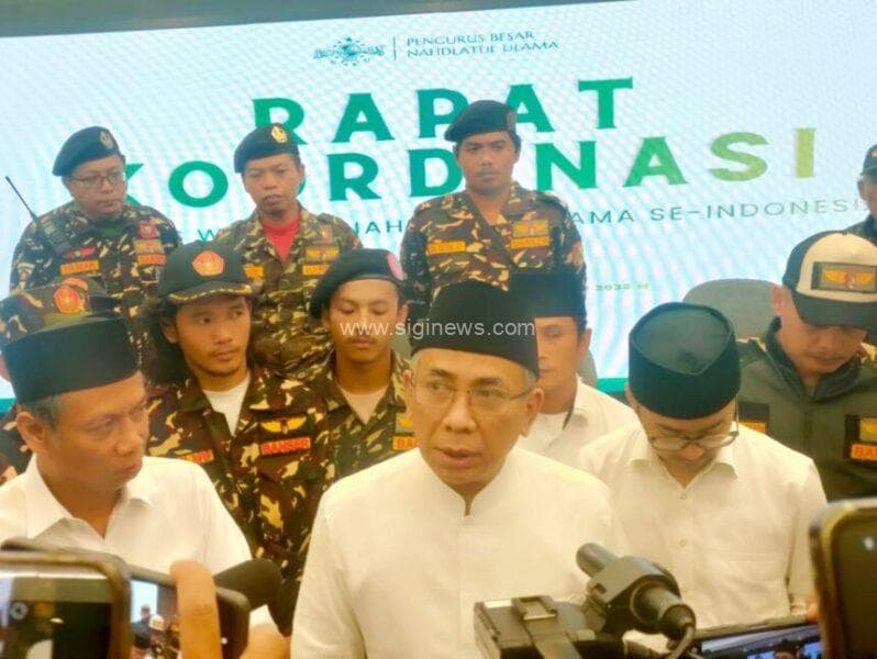 Ketum PBNU Gus Yahya saat memberikan keterangan pers usai Rapat Koordinasi Pengurus Wilayah Nahdlatul Ulama (PWNU) se-Indonesia, yang dihadiri sekitar 20 PWNU, di Hotel Novotel Samator, Surabaya, Minggu (23/11/2025) dinihari. (foto: jero)