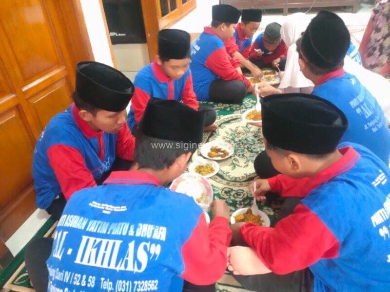 Makan nasi goreng dan ayam goreng bersama hasil dari belajar memasak. (foto: roi)