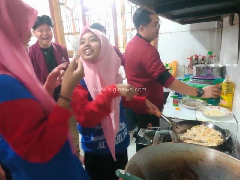 Anak-anak yatim piatu AL Ikhlas nampak bahagia belajar memasak bersama mahasiswa Universitas Ciputra. (foto: roi) 