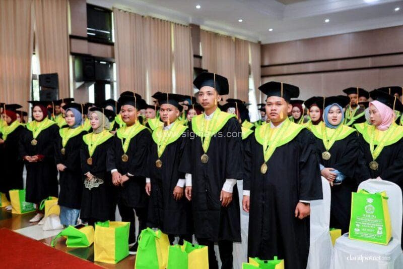 Wisudawan Universitas Uluwiyah (UNU) Mojokerto. (foto: dok. UNU)