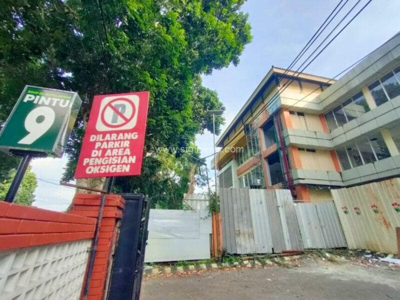 Proyek gedung Forensik Rumah Sakit Umum Daerah Saiful Anwar (RSSA) Malang milik Pemprov Jatim ini mangkrak. (foto: siginews.com)