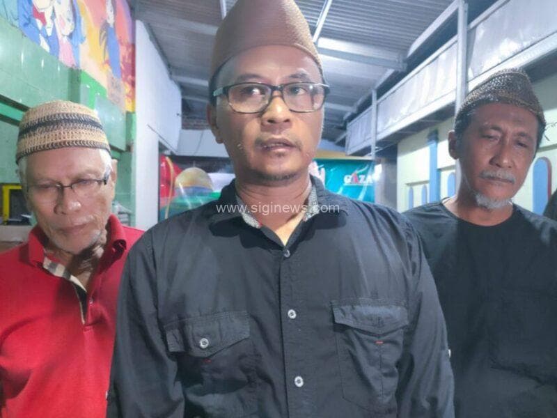 Koordinator Aksi GAZA, Muhammad Hafi (tengah) menerangkan kegiatan tahlil dan doa bersama untuk Ayatullah Khamenei. (foto: jero) 