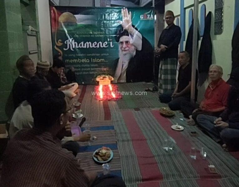 Tahlil dan doa bersama untuk Ali Khamenei ini diikuti warga dari Surabaya, Sidoarjo hingga Pasuruan. (foto: jero)