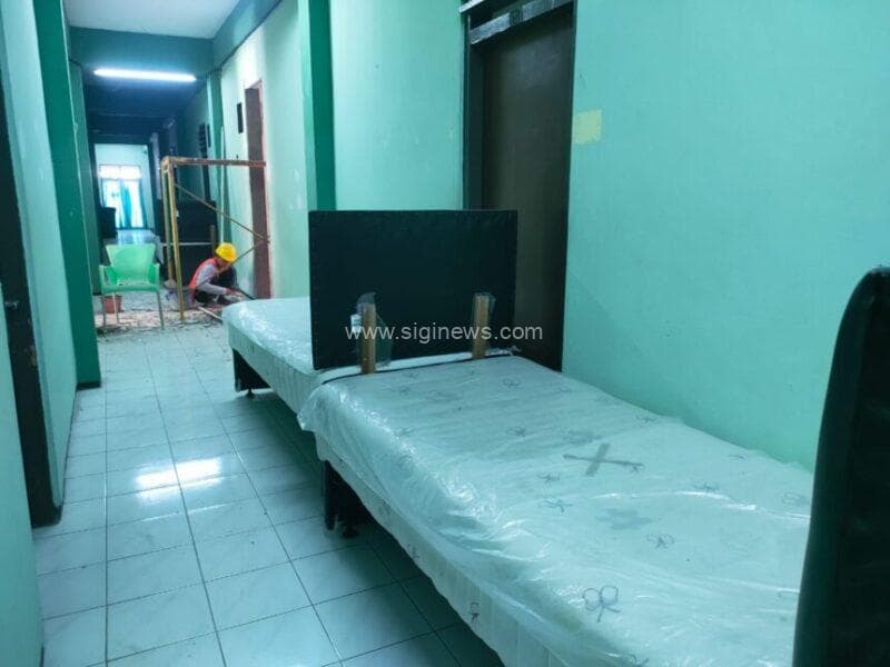 Tempat tidur di Asrama Haji Surabaya dikeluarkan karena kamarnya sedang direnovasi. (foto: jero)