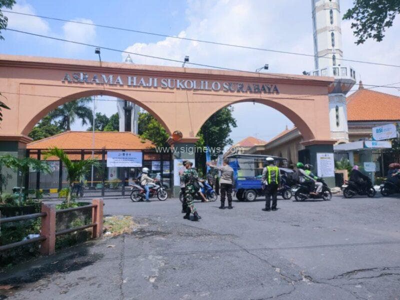 Petugas gabungan dari TNI, Polri dan Petugas Penyelenggara Ibadah Haji menyambut mengatur arus lalu lintas bagi bus rombongan calon haji di depan Asrama Haji Sukolilo, Surabaya. (foto: roi)