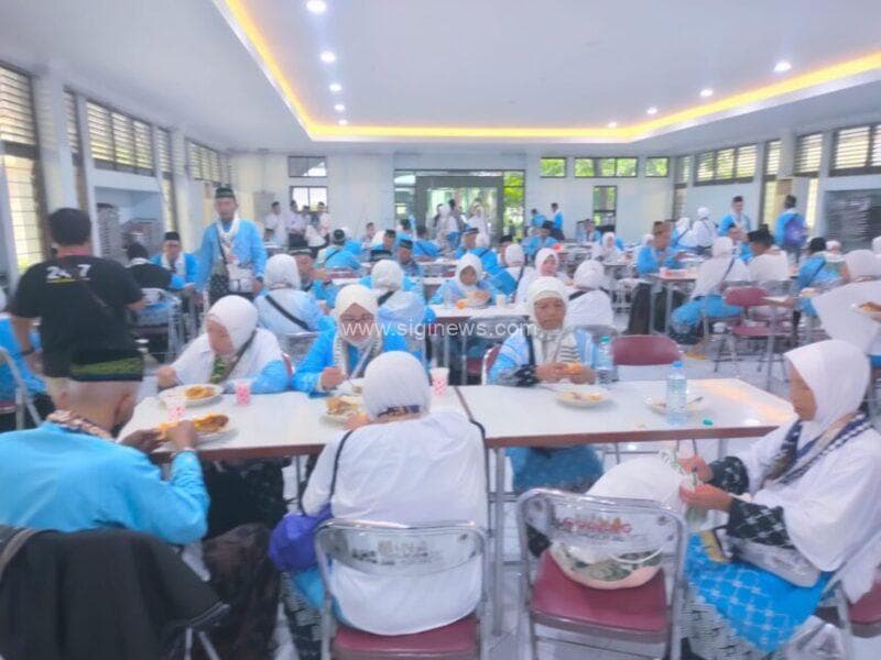 Sebelum berangkat menjalankan ibadah haji ke tanah suci di Arab Saudi, calon jemaah haji mendapatkan 3 makan dan 2 kali snack selama di Asrama Haji Embarkasi Surabaya.