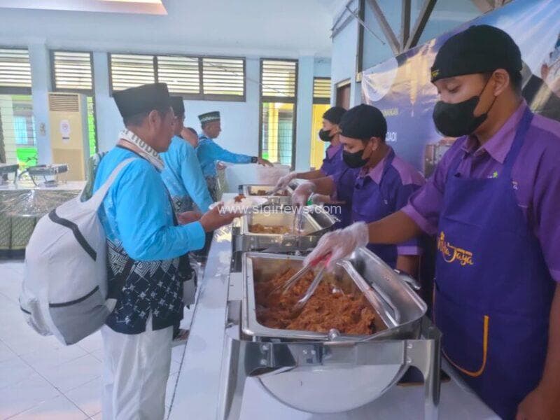 Petugas Nita Jaya Catering melayani calon jemaah haji saat transit di Asrama Haji Embarkasi Surabaya
