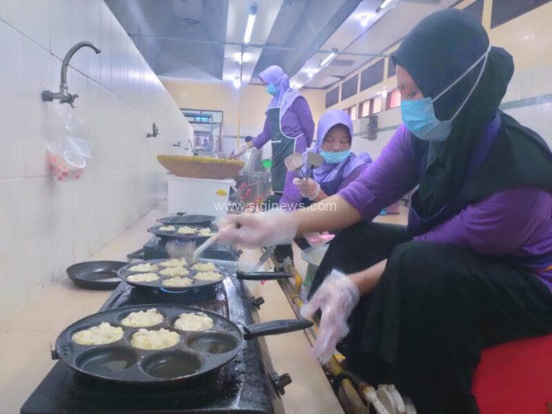 Sebanyak 125 petugas catering dari Nita Jaya melayani makan sebanyak 3 kali di Asrama Haji Surabaya.