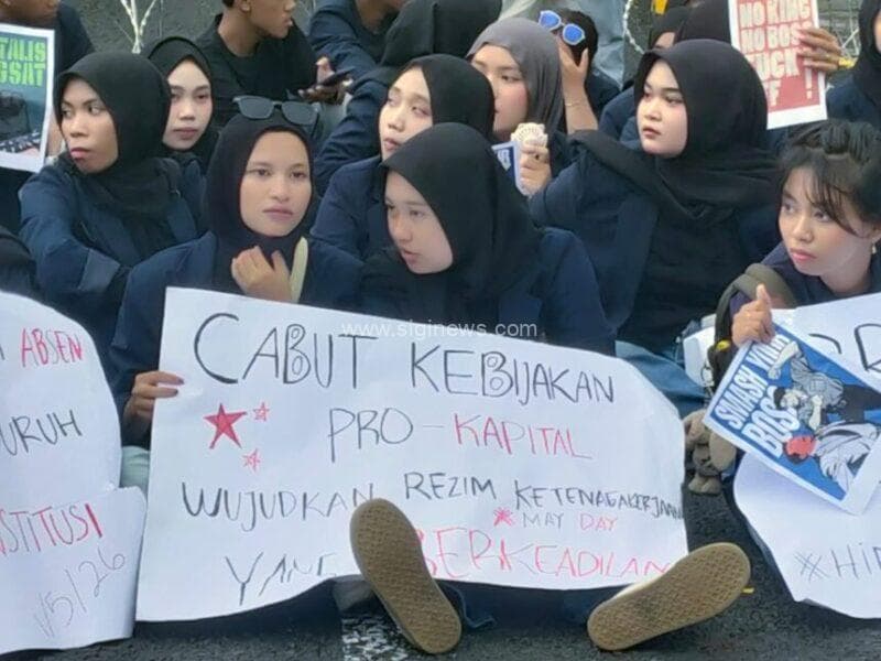 Mahasiswi di Surabaya turut aksi Hari Buruh tahun 2026 di DPRD Jatim. (foto: jero)