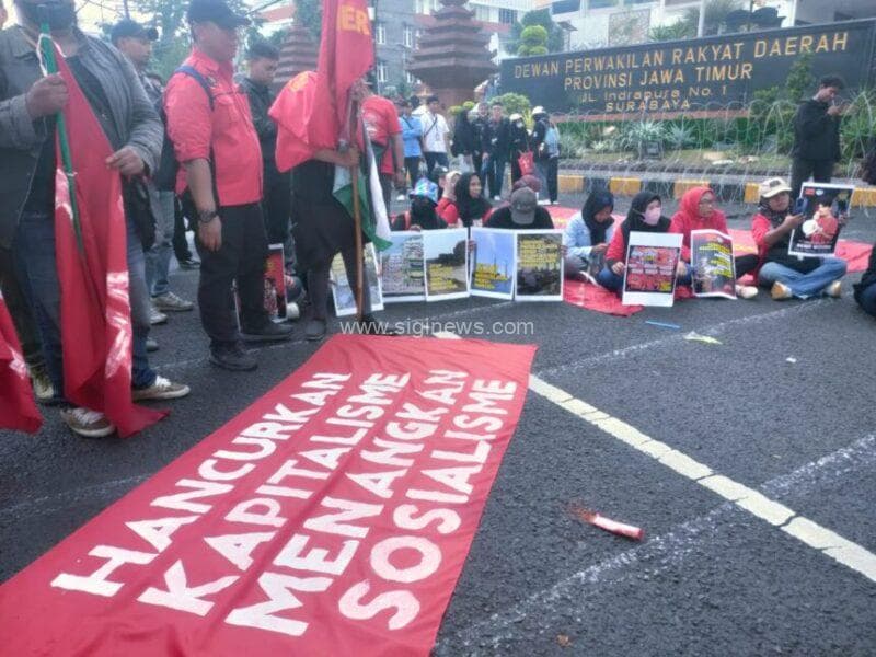 Kapitalisme juga menjadi sorotan di aksi May Day 2026 di depan gedung dewan Jatim. (foto:jero)