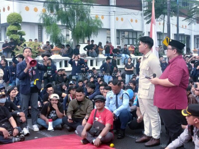 Dua anggota DPRD Jatim, Yordan M. Batara Goa dari Fraksi PDIP, dan Cahyo Harjo Prakoso-dari Fraksi Gerindra, menemui buruh dan mahasiswa di May Day 2026. (foto:jero)